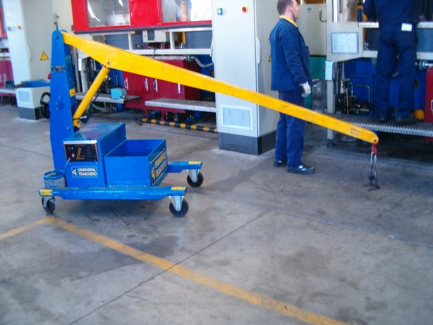 Electric crane for handling molds in the tire production sector - GB 100