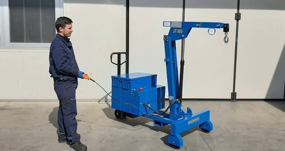 Electric or semi-automatic mini cranes with capacity up to 600 kg.