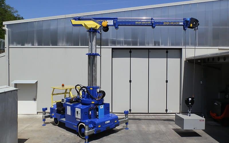 Mobile cranes for lifting loads and moulds up to 10.000 kg. (22,000 lbs)