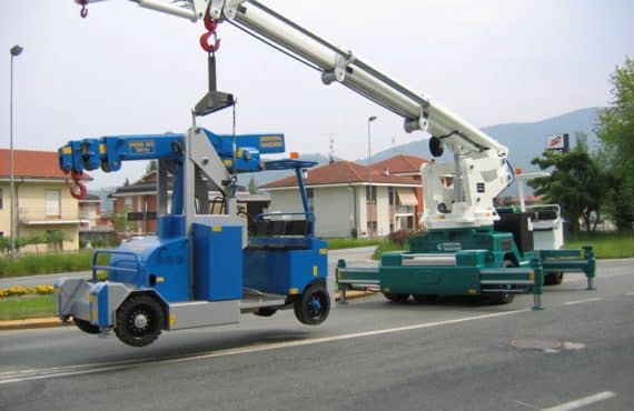 Mobile cranes for lifting loads up to 25.000 kg.