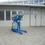Crawle crane for lifting loads up to 3.000 kg.